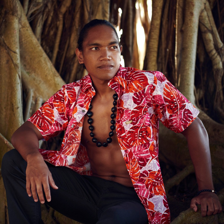 Chemise tahitienne artisanale homme tissu monstera rouge Tahiti Tropic