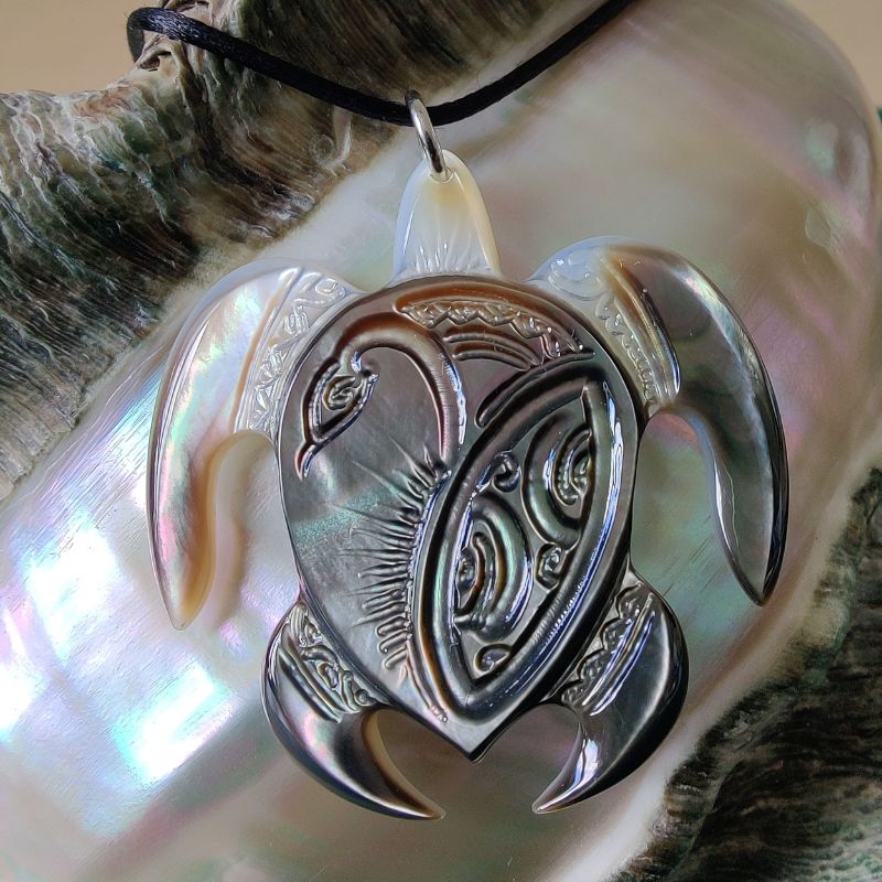 Pendentif Honu en nacre gravée de Tahiti