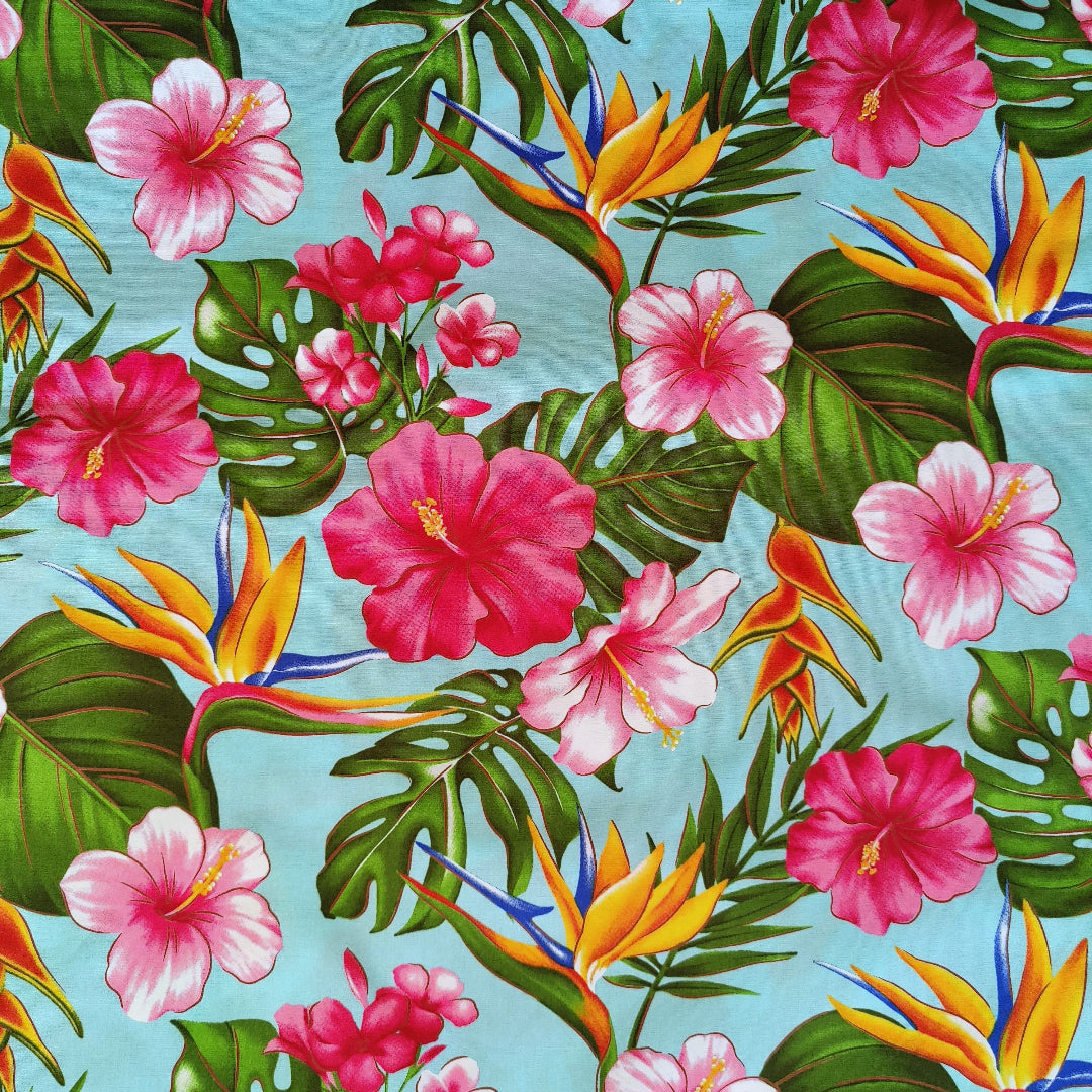 Détails tissu polynésien hibiscus et oiseaux de paradis, fond bleu ciel et fleurs rose