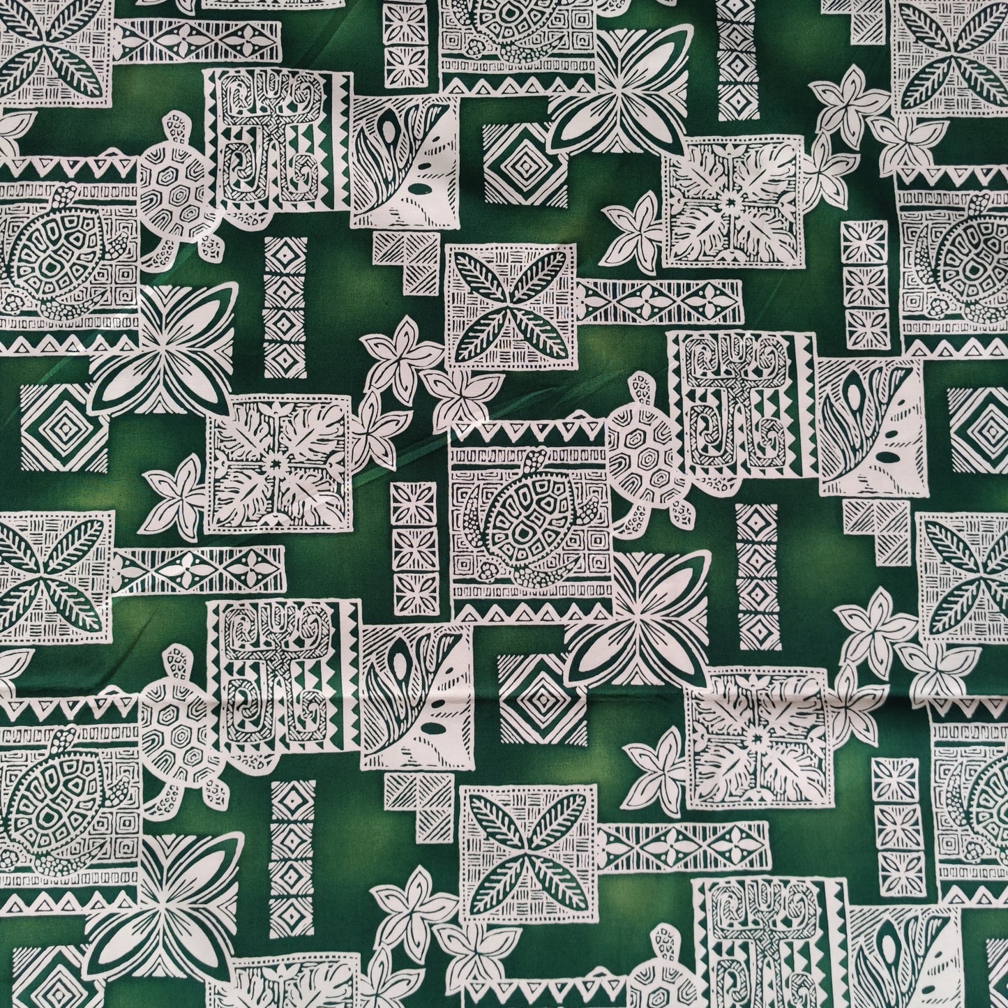 Tissu coton Tapa et Tortues polynésiennes vert blanc motifs traditionnels honu Couleurs du Fénua