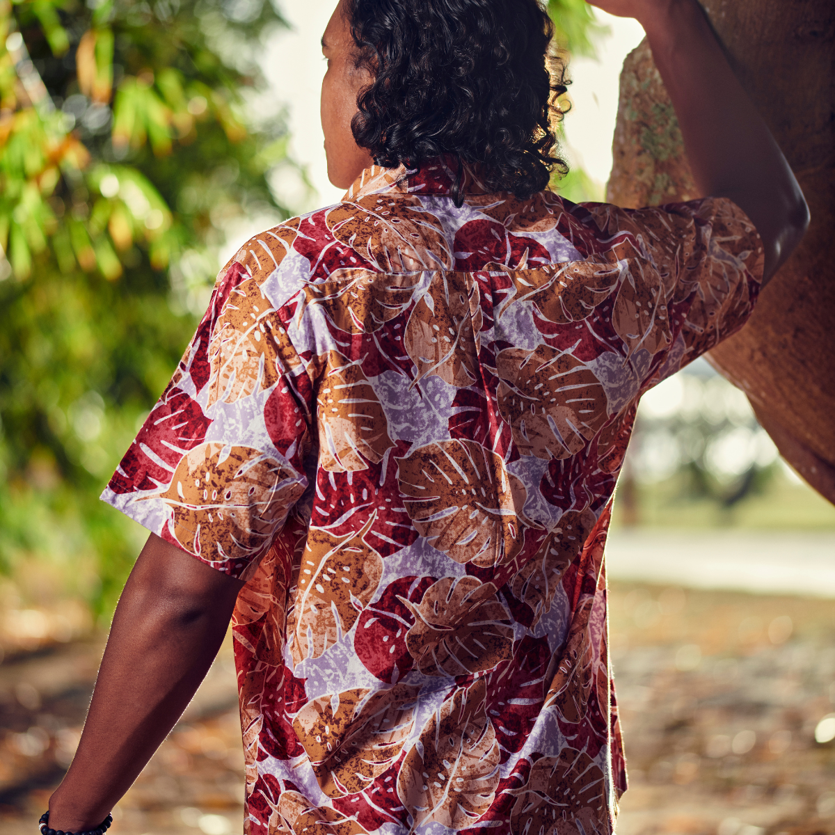 Chemise homme motif Monstera marron bordeaux gris tissu coton polynésien Couleurs du Fénua