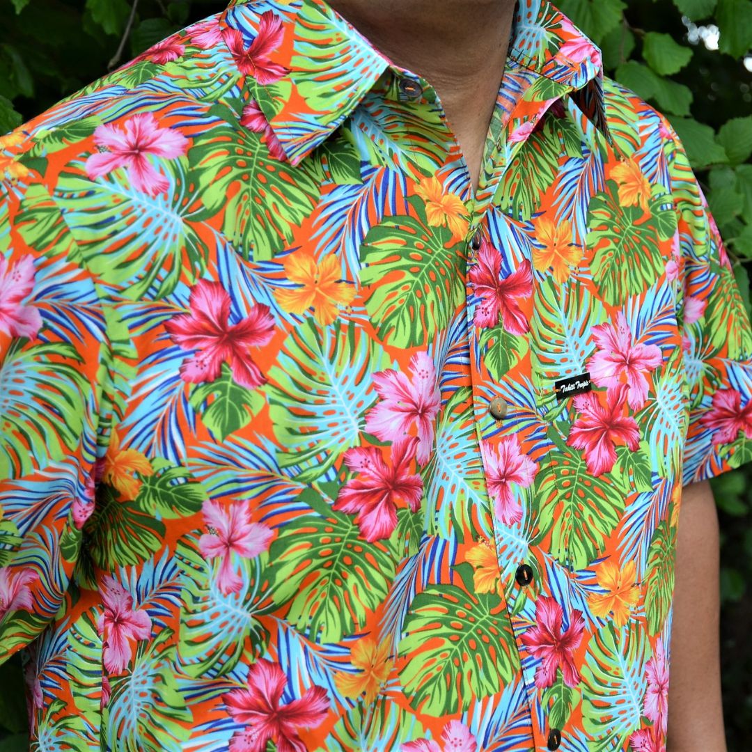 Chemise tahitienne artisanale pour homme en tissu tropical hibiscus et monstera - 100% coton