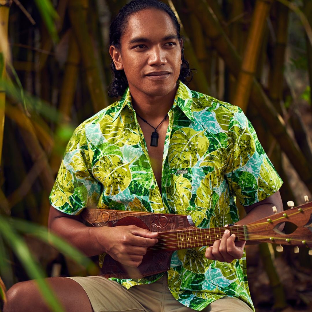 Chemise homme motif Monstera vert bleu lagon tissu coton polynésien Couleurs du Fénua