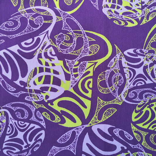 Détail motif Tatouages polynésiens Raies Manta vert anis mauve sur fond violet profond 100% coton
