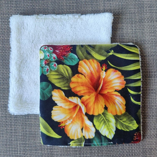 Lingette lavable 13 x 13, une face en tissu tahitien hibiscus royal fond noir en coton et une face en éponge bambou tout doux.