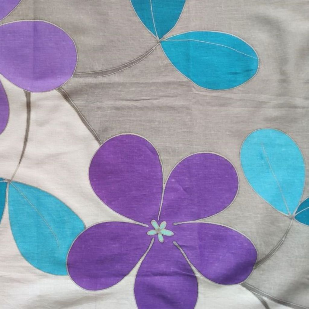 Paréo tahitien en voile de coton, peint à la main à Tahiti, motifs tiarés violet et bleu sur fond gris et blanc. Paréo artisanal traditionnel