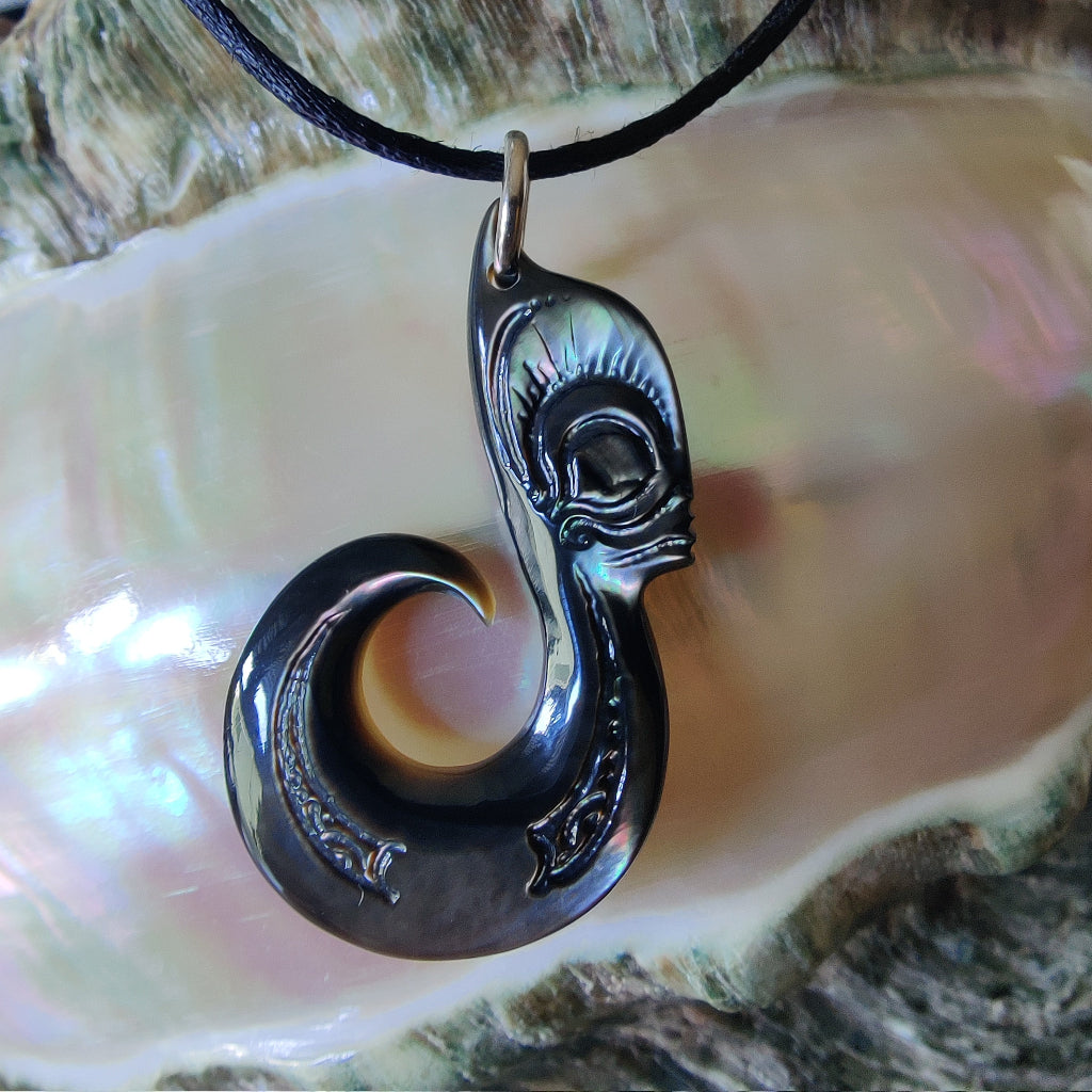 Pendentif Hameçon Tiki en nacre gravée de Tahiti