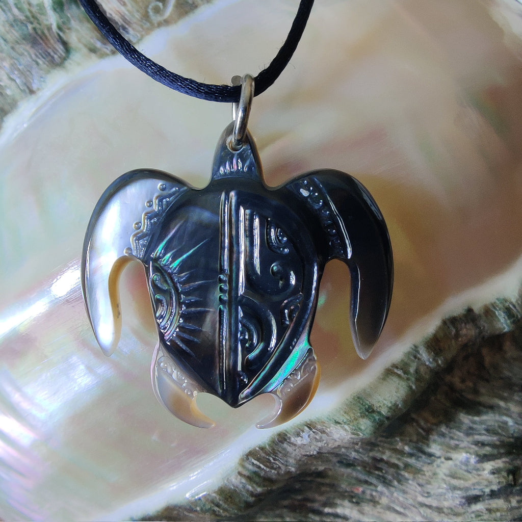Pendentif tortue honu en nacre gravée de Tahiti, bijou polynésien artisanal