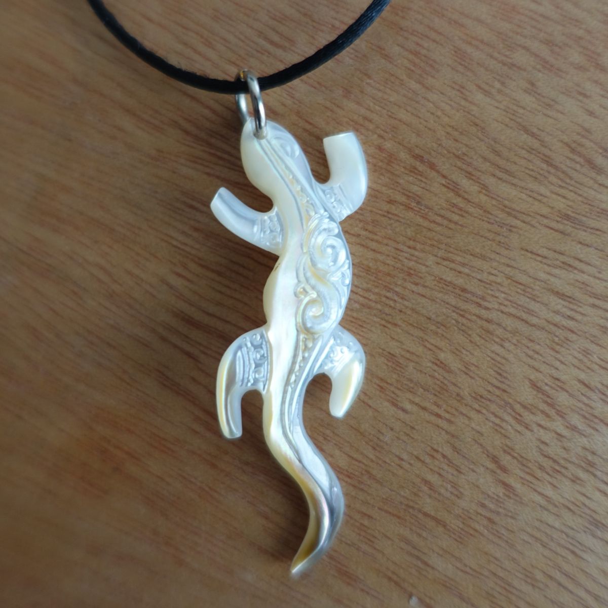 Pendentifs Gecko en nacre gravée de Tahiti