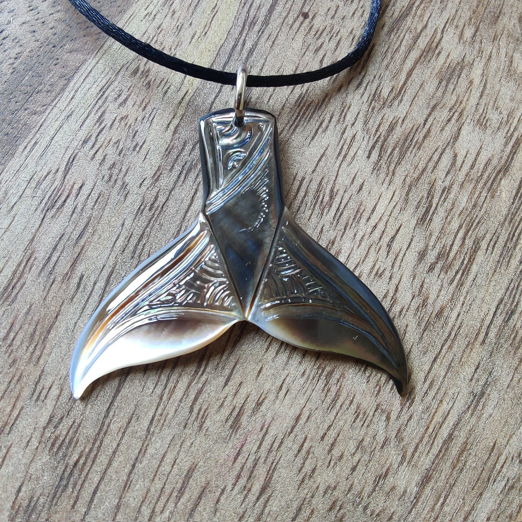 Pendentif queue de baleine en nacre de Tahiti, monté sur un cordon noir ajustable. ijou polynésien authentique.