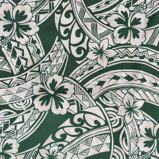 Détail tissu coton polynésien vert et beige - motifs traditionnels hibiscus, spirales et tatouages géométriques - laize 115 cm