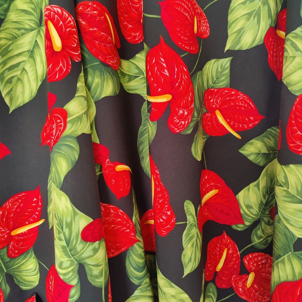 Tissu tahitien fluide motifs anthurium rouge sur fond noir 100% fibranne métrage limité