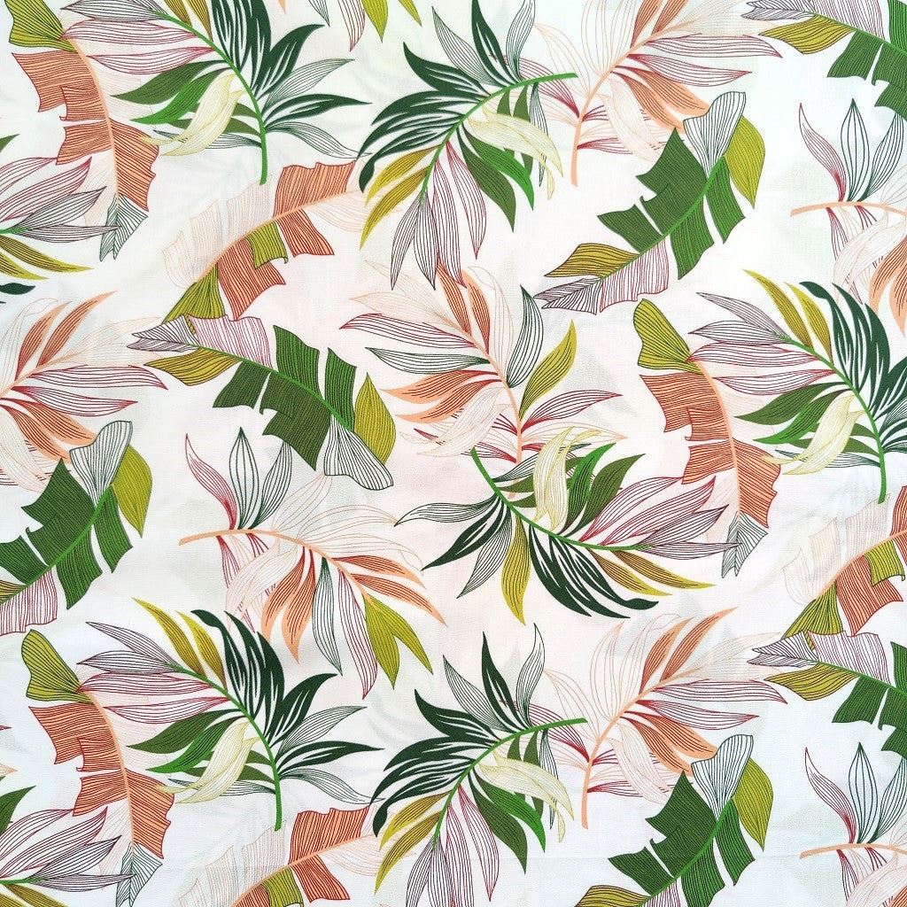 Tissu tahitien en coton, motifs feuilles de bananiers et fougères sur fond blanc lumineux. Métrage limité.