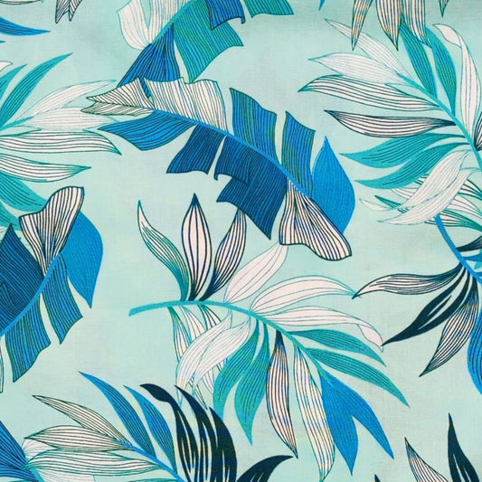 Tissu tahitien en coton, gros plan des motifs feuilles de bananiers et fougères , camaïeu de bleu. Stock limitée - aucun réassort.