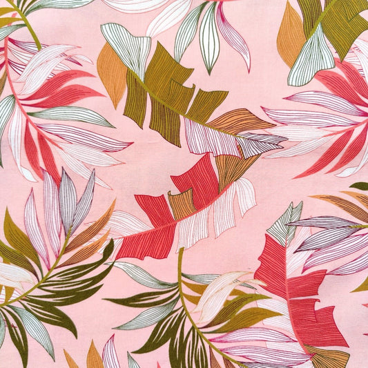 Tissu tahitien en coton, gros plan des motifs feuilles de bananiers et fougères , rose et vert kaki. Stock limité.