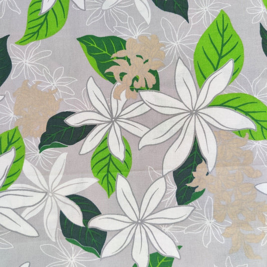 Tissu tahitien en coton, gros plan sur les motifs fleurs de tiarés blanches sur fond gris perle. Stock limité sur le site Couleurs du fénua