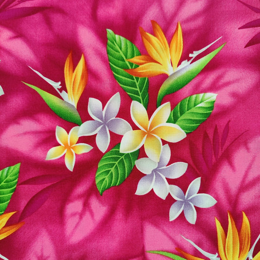 Tissu tahitien en coton, zoom sur les motifs frangipaniers et oiseaux de paradis jaune et blanc sur fond rose fuschia. Edition limitée. Métrage limité