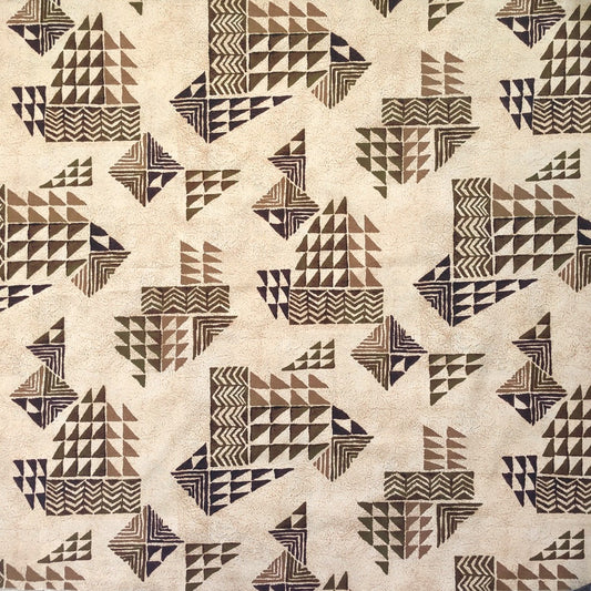 Tissu tahitien en coton, motifs tatouages géométriques marrons sur fond beige - Dernier métrage