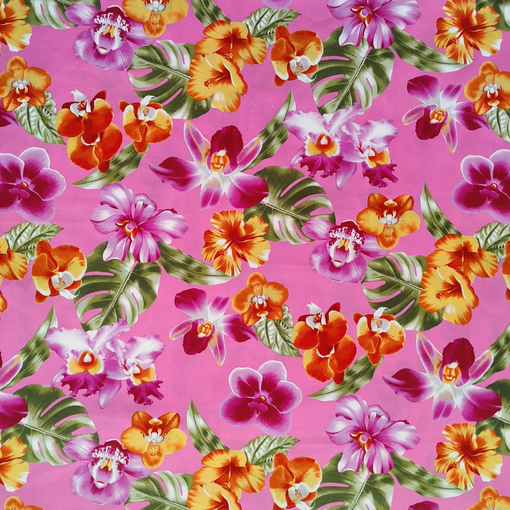 Tissu tahitien en coton, motifs orchidées et hibiscus orange et violet sur fond rose. Edition limitée. Vendu en coupon.