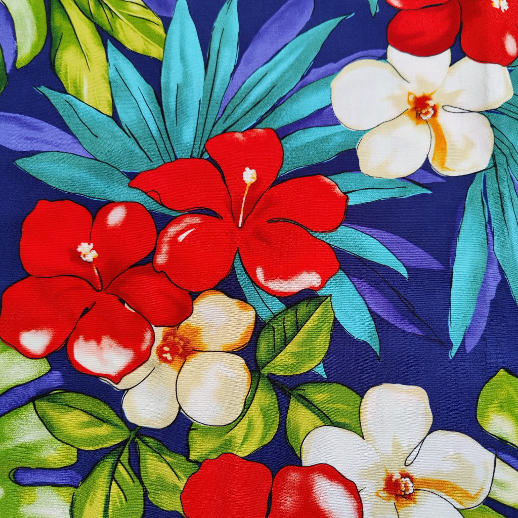 Zoom sur tissu tahitien hibiscus et monstera Tissu fluide en fibranne