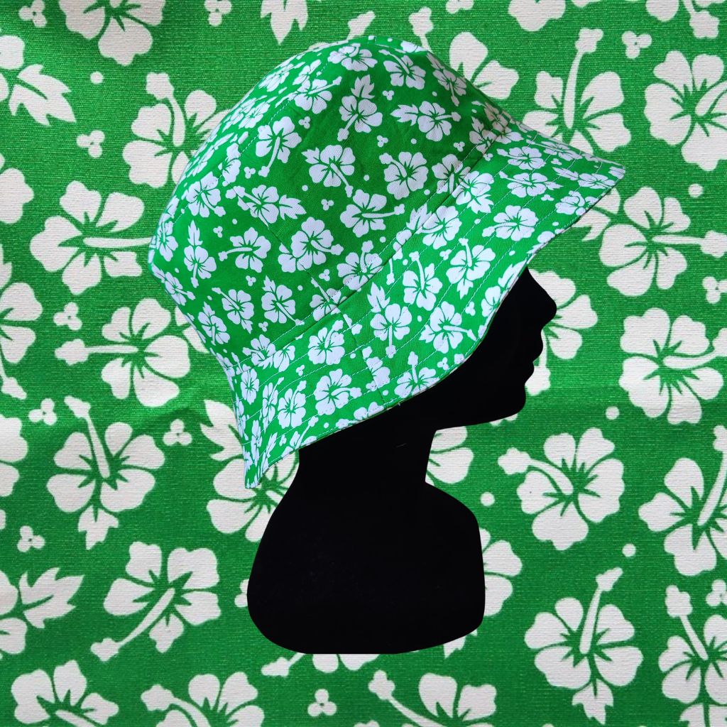 chapeau bob confectionné avec du tissu tahitien hibiscus blanc sur fond vert - coton