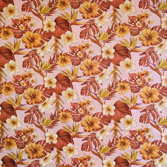 Tissu tahitien en coton, motifs hibiscus monstera et oiseaux de paradis marron sur fond rose poudré. Stock limité.