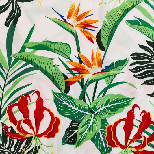 Zoom sur le tissu tahitien en coton, motifs oiseaux de paradis et feuillages tropical, vert et blanc