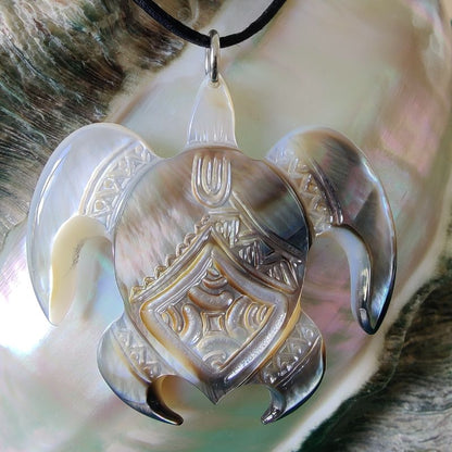 Pendentif Honu tortue polynésienne, en nacre gravée de Tahiti. Bijou polynésien artisanal aux reflets naturels irisés