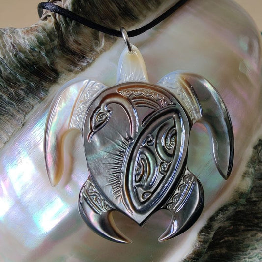 Pendentif Honu en nacre gravée de Tahiti