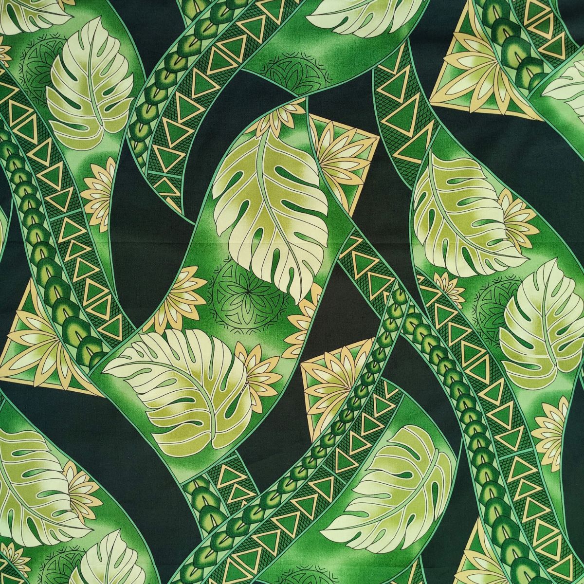 Tissu polynésien en coton prémium,motifs monsteras et taouages, vert et beige, qualité extra-Couleurs du Fénua