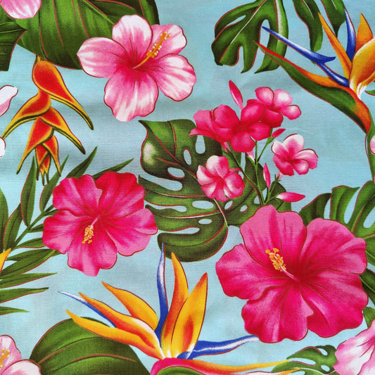Détails tissu polynésien hibiscus et oiseaux de paradis, fond bleu ciel et fleurs rose