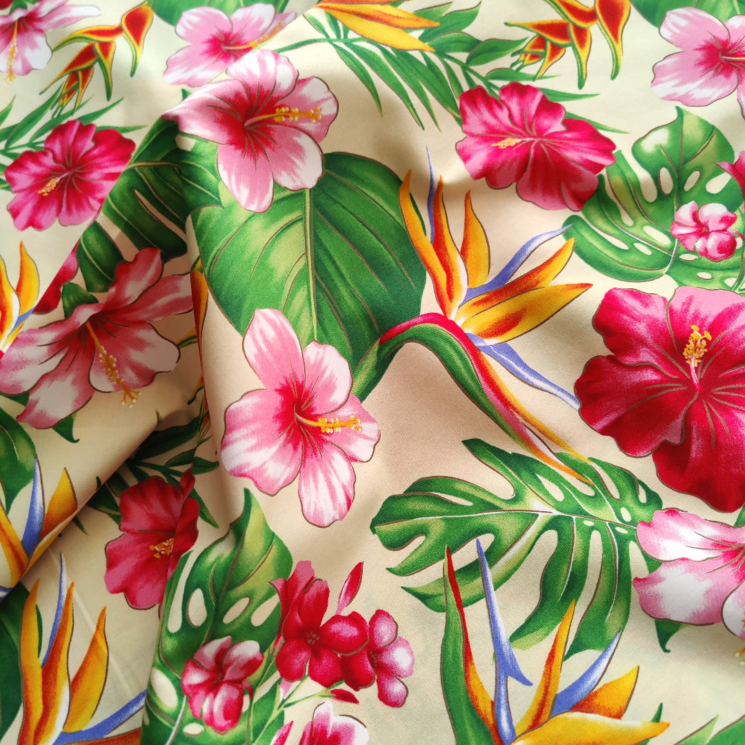 Tissu polynésien hibiscus et oiseaux de paradis - jaune et rose - 100% coton