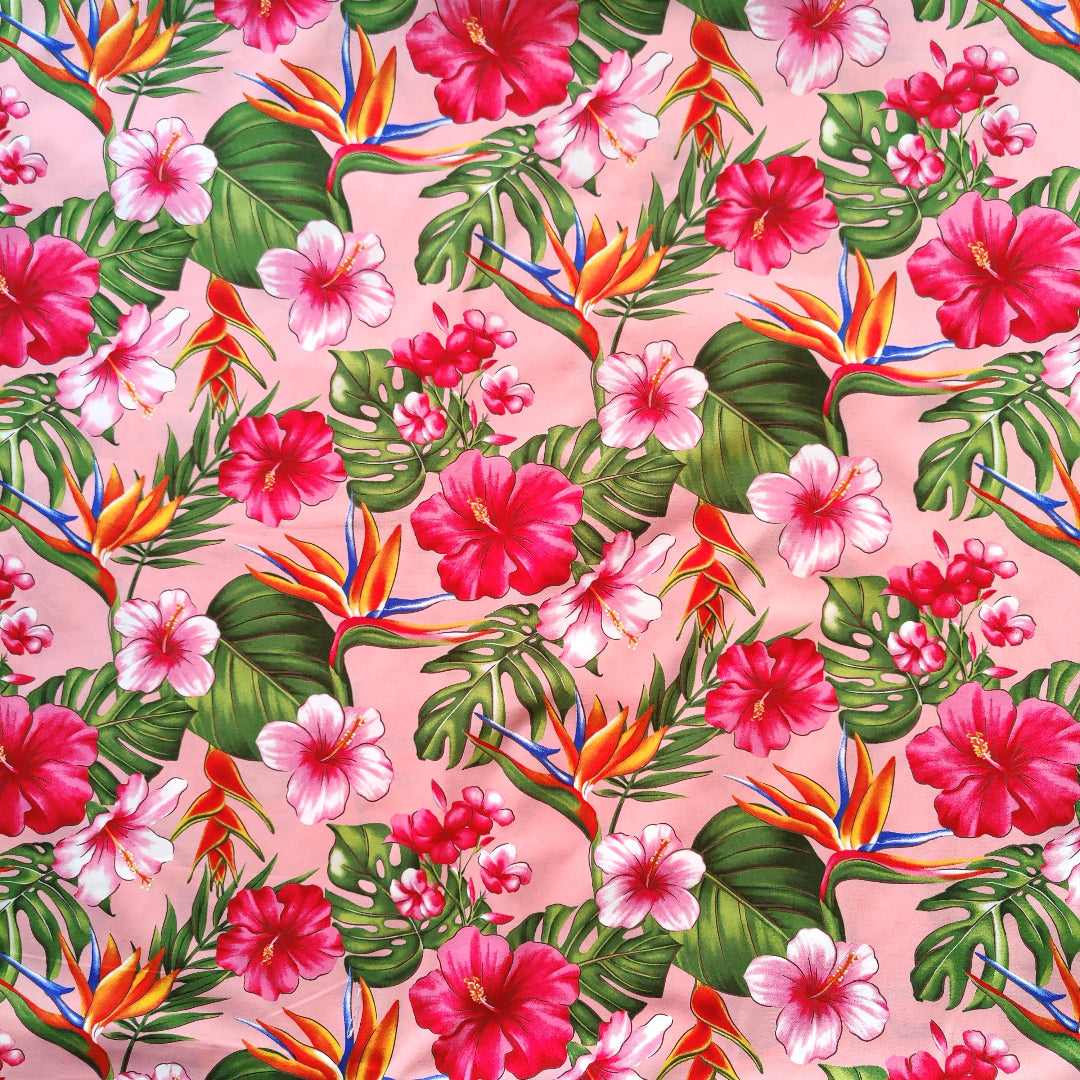 Tissu polynésien tropical motifs oiseaux de paradis et hibiscus rose