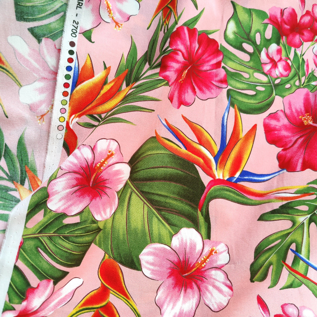 Tissu polynésien tropical motifs oiseaux de paradis et hibiscus rose et monstera
