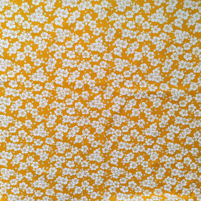 Tissu tahitien en coton motifs petits hibiscus blanc sur fond jaune