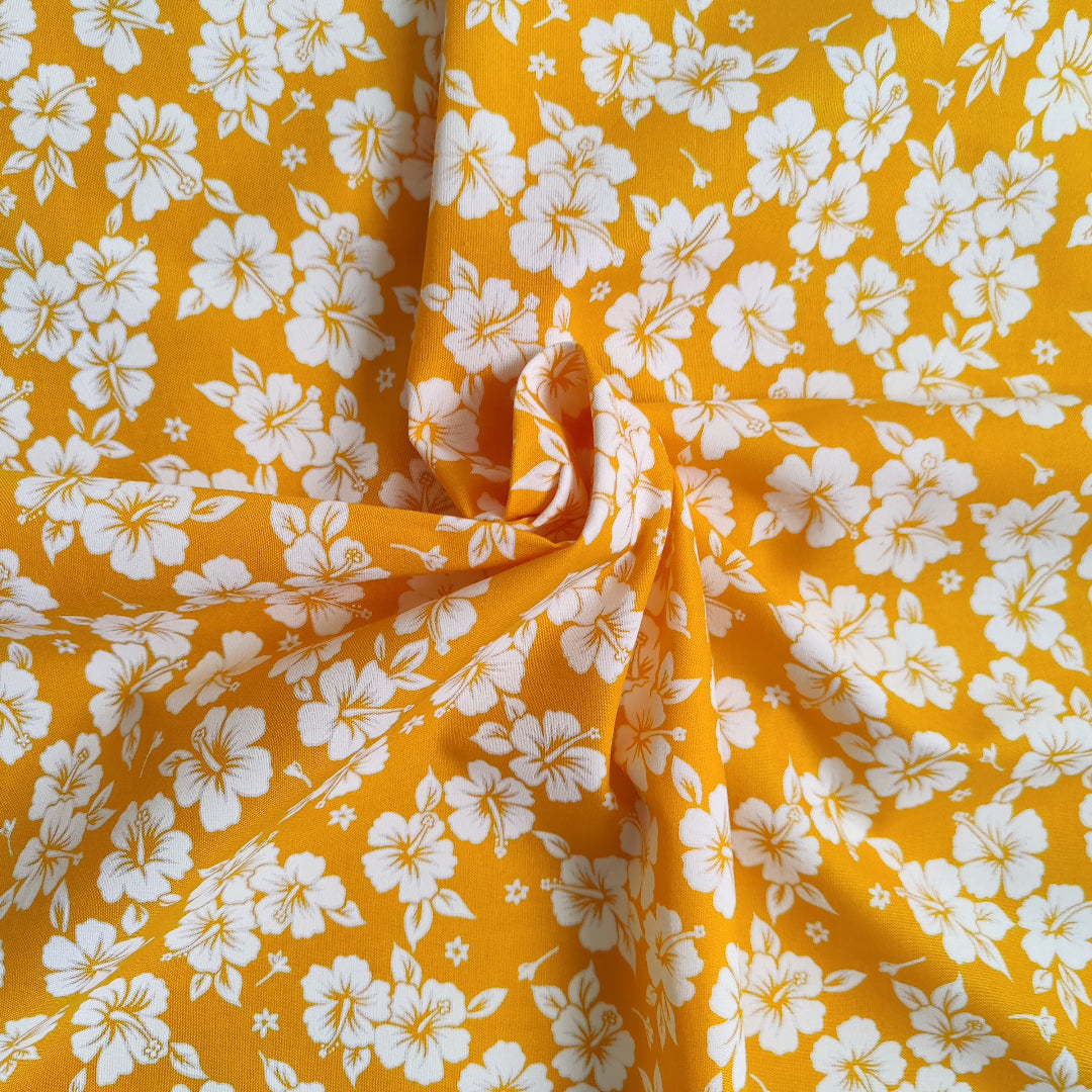 Tissu tahitien en coton motifs petits hibiscus blanc sur fond jaune
