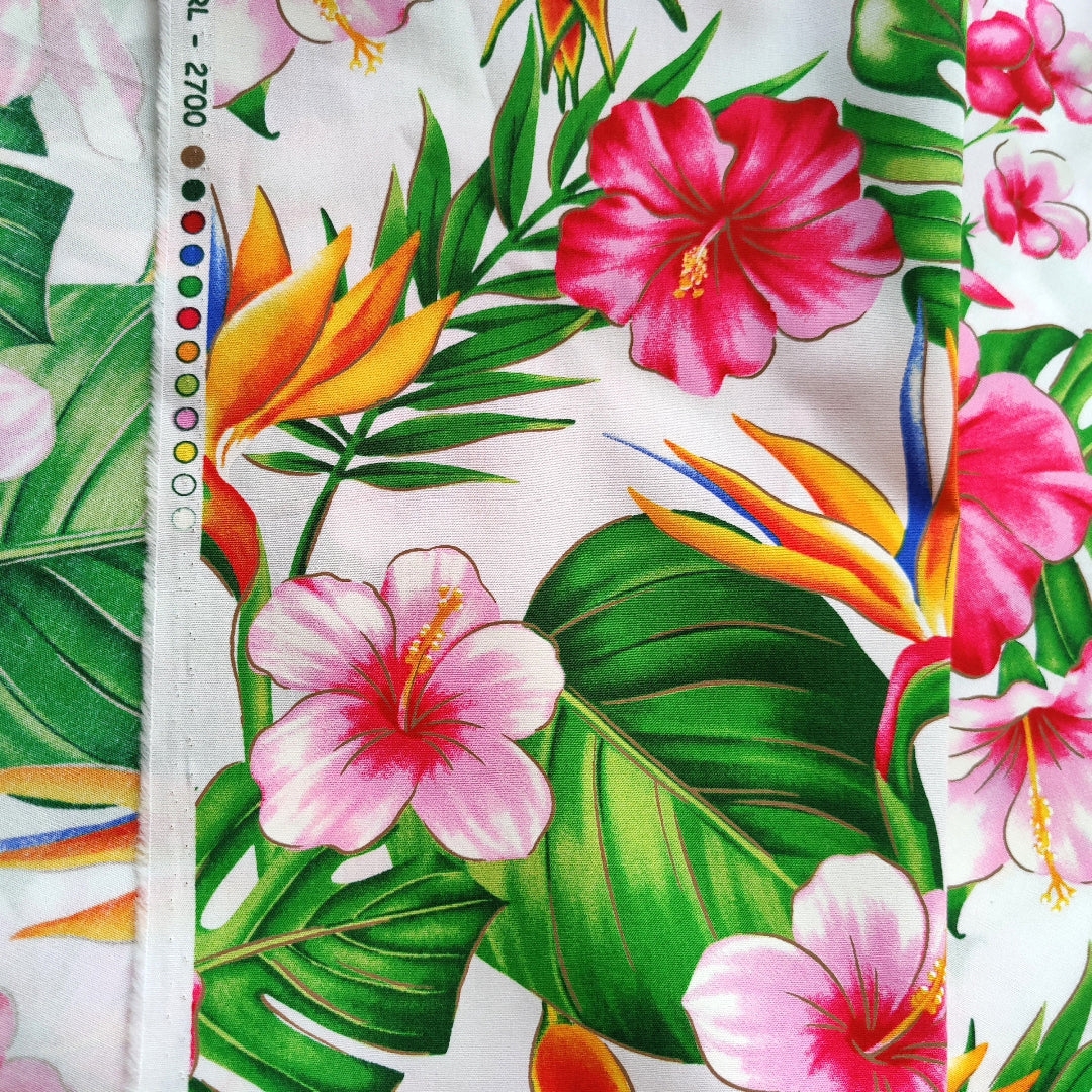 Tissu polynésien et tropical en coton oiseaux de paradis et hibiscus - blanc et rose