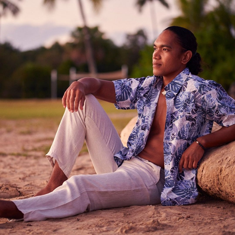Chemise polynésienne pour homme, en coton bleu gris, motifs grandes feuilles de monstera- mini série, stock limité. Tahiti Tropic