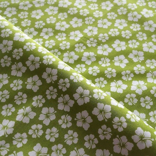 Détails motifs Hibiscus blancs sur fond vert olive 100% coton