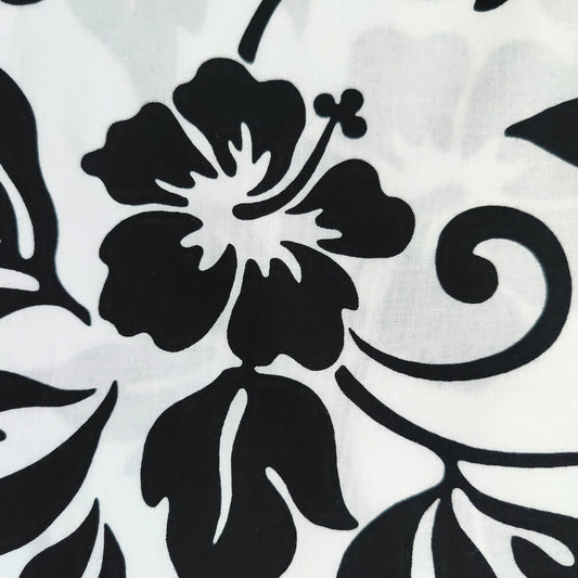 Détails du tissu coton polynésien motifs hibiscus et feuillages stylisés, noir et blanc