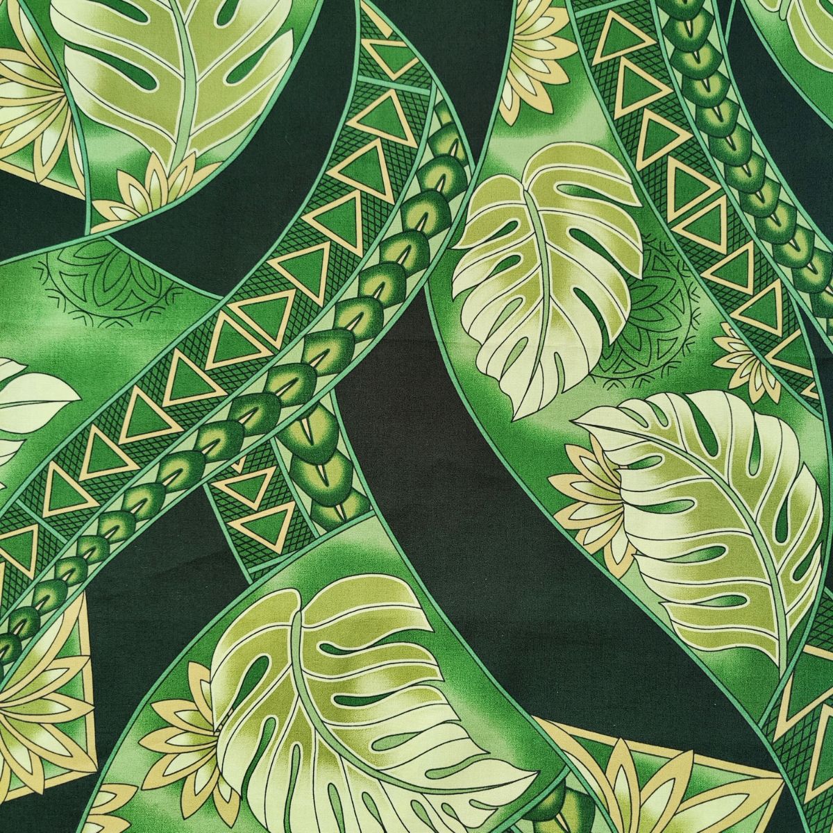 Détails du tissu polynésien monsteras stylisés et tatouages géometriques vert et beige - Couleurs du Fénua