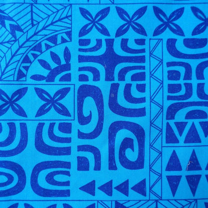 Détail motif Tatouages polynésiens bleu indigo sur fond bleu céruléen 100% coton - Couleurs du Fénua