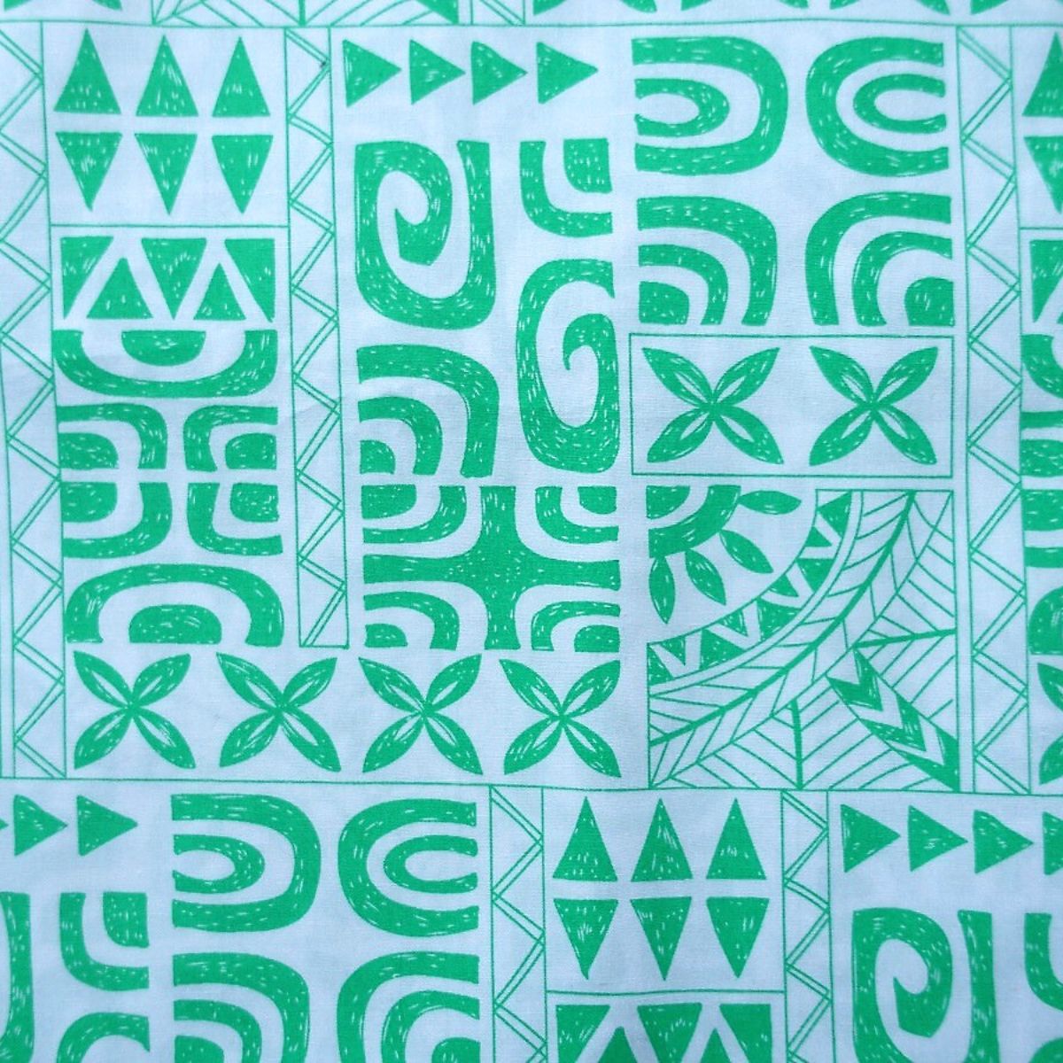 Détail motif Tatouages polynésiens géométriques vert d'eau sur fond blanc lumineux 100% coton