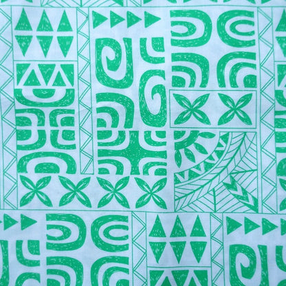 Détail motif Tatouages polynésiens géométriques vert d'eau sur fond blanc lumineux 100% coton