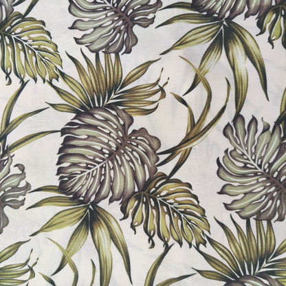 Détail motif Monstera et feuillages tropicaux vert sauge sur fond écru naturel 100% coton