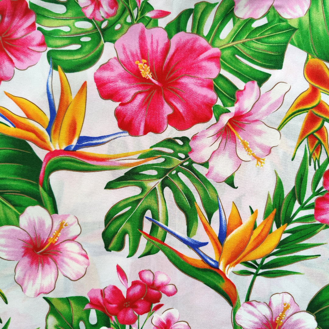 détails tissu tahitien tropical hibiscus et oiseaux de paradis - blanc et rose Couleurs du Fénua