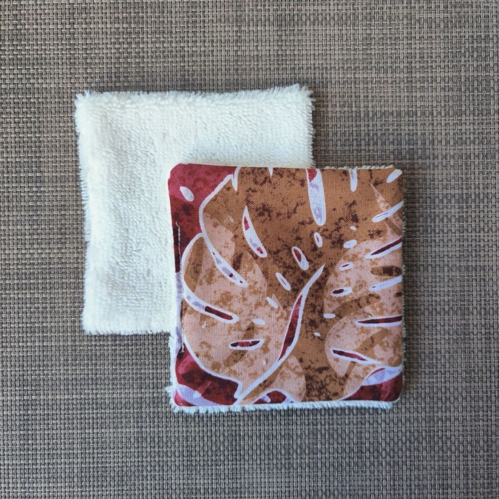 Lingette lavable 10 x 10, une face en tissu tahitien monstera marron en coton et une face en éponge bambou tout doux. 