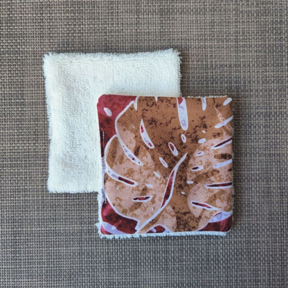 Lingette lavable 10 x 10, une face en tissu tahitien monstera marron en coton et une face en éponge bambou tout doux. 
