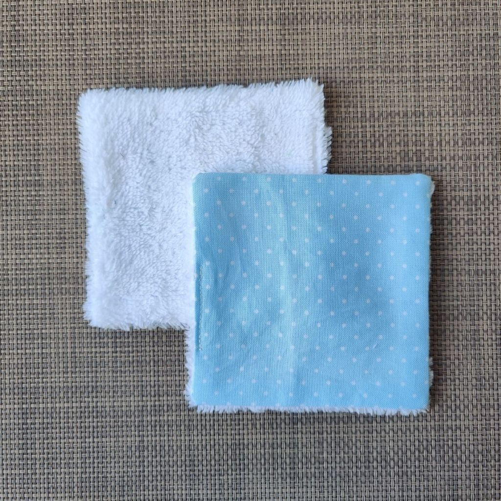 Lingette lavable 10 x 10, une face en tissu petits points blanc et bleu en coton et une face en éponge bambou tout doux. 