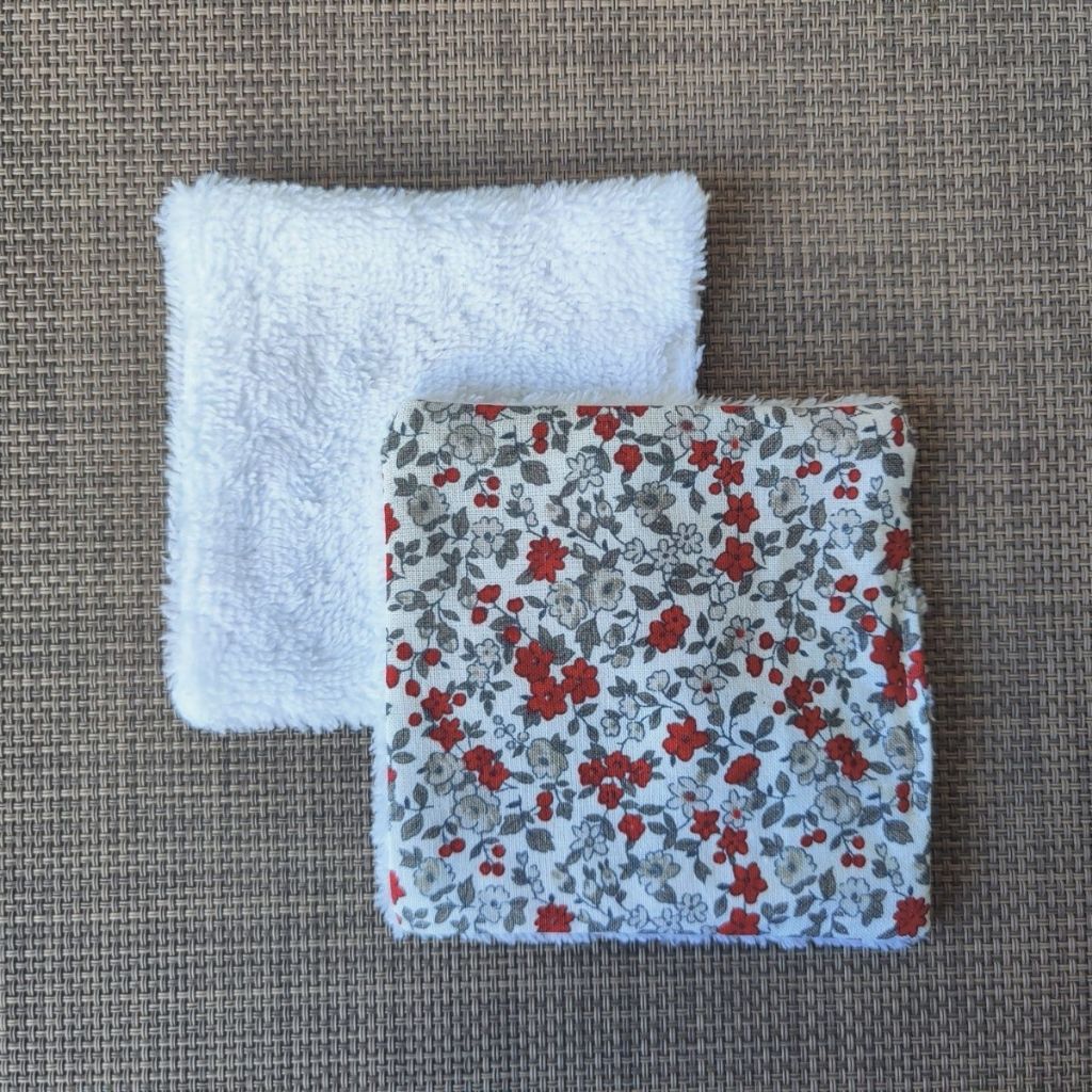Lingette lavable 10 x 10, une face en tissu petites fleurs rouge et gris en coton et une face en éponge bambou tout doux. 